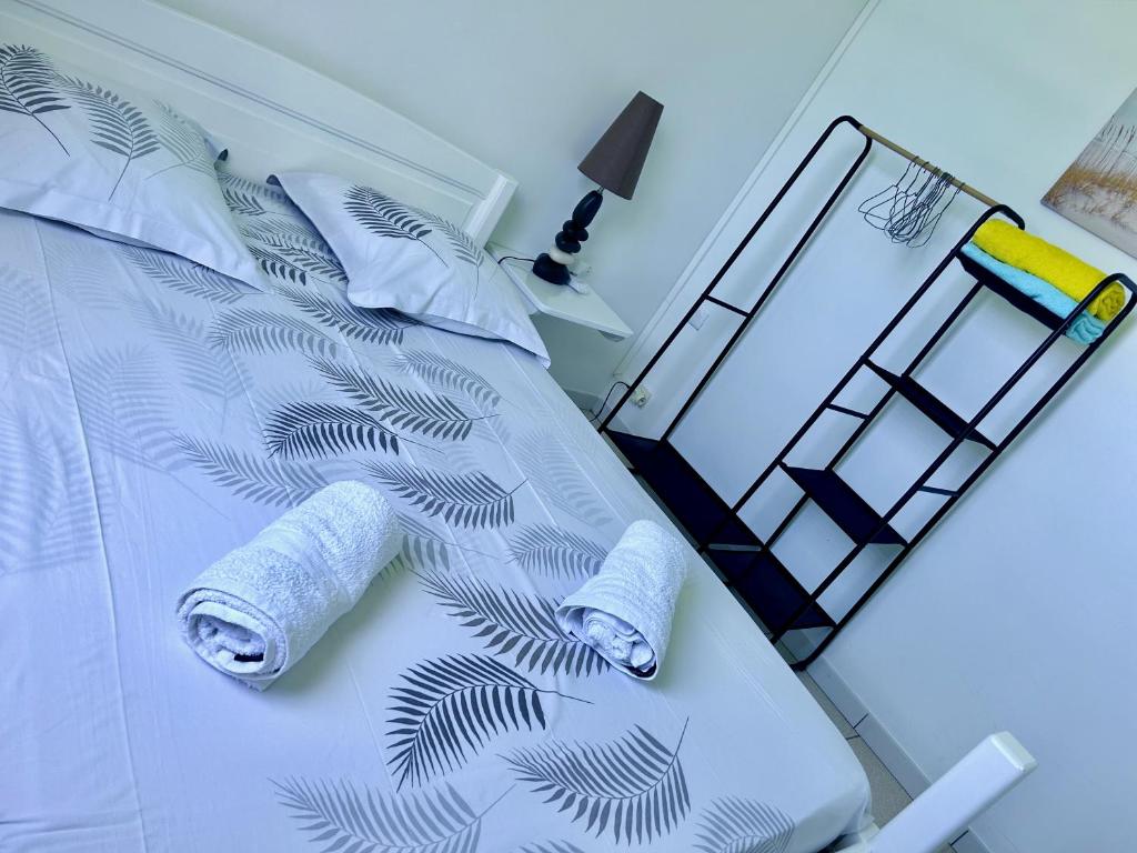 Postel nebo postele na pokoji v ubytování Bleu Soleil