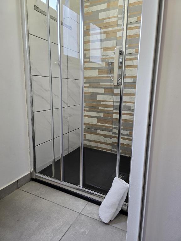 LC's Guesthouse - 15