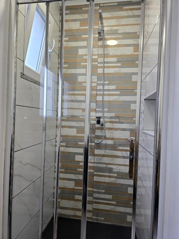 LC's Guesthouse - 16