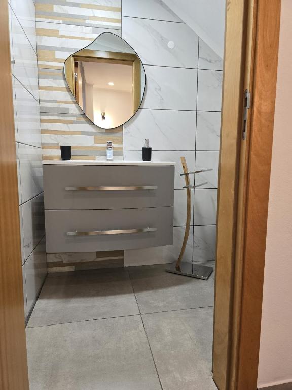 LC's Guesthouse - 17