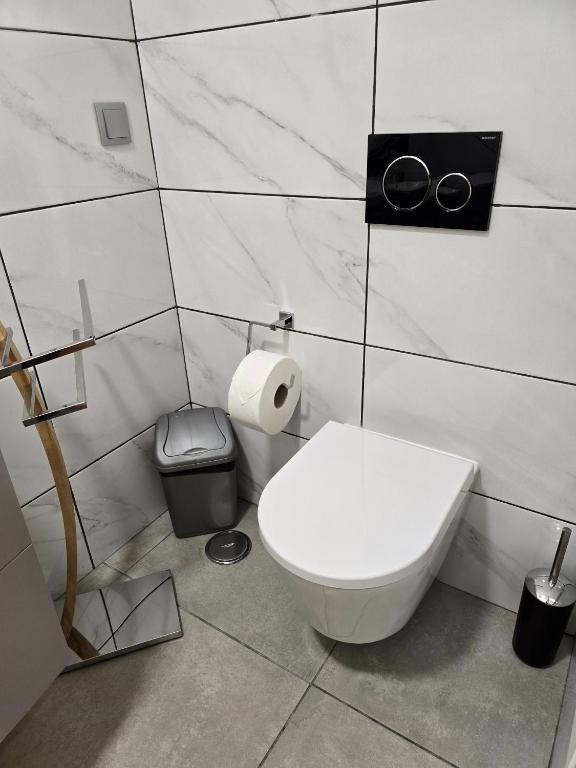 LC's Guesthouse - 18