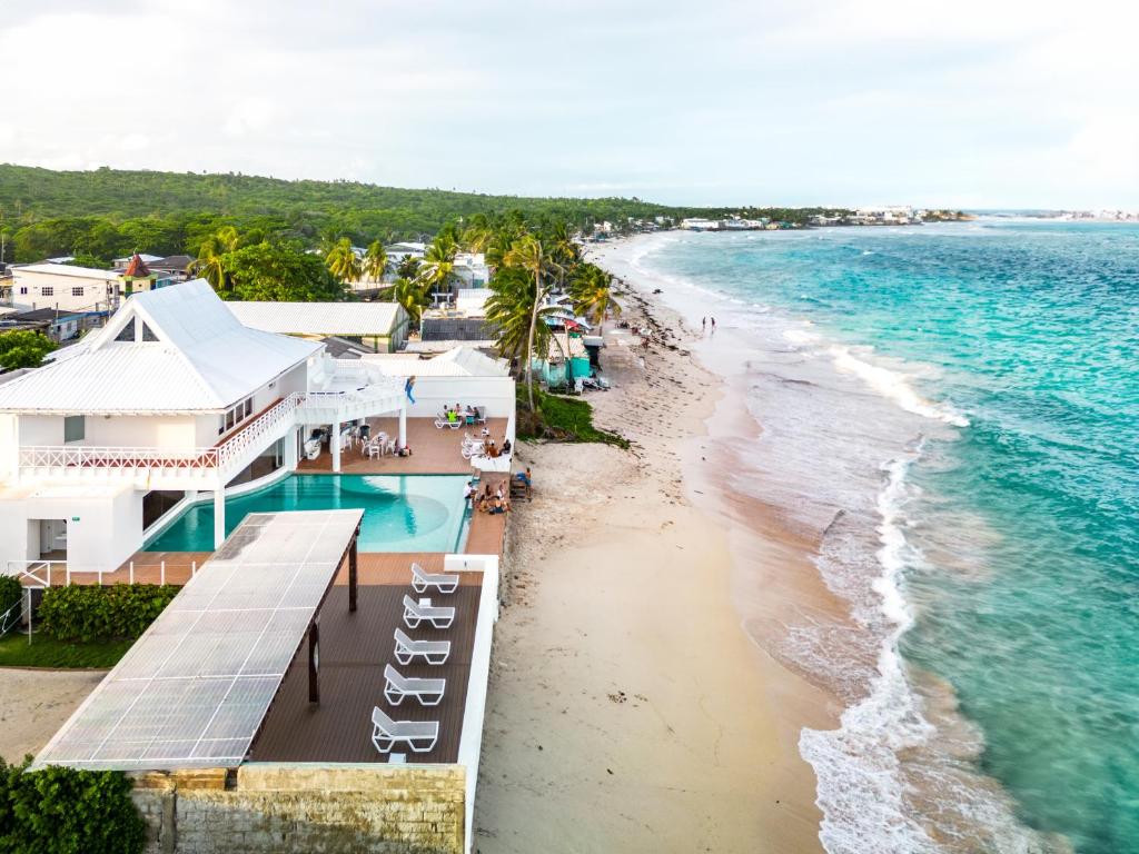 una vista aérea de una playa con una casa y el océano en soundbay house, en San Andrés