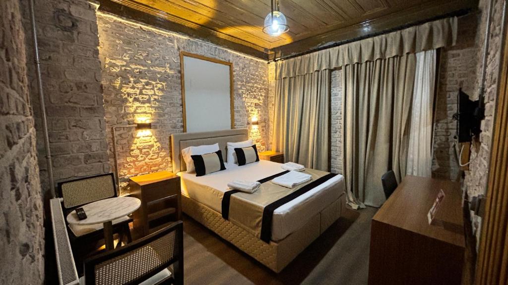 Schlafzimmer mit einem Bett, einem Tisch und einem Schreibtisch in der Unterkunft Guest Hotel in Istanbul