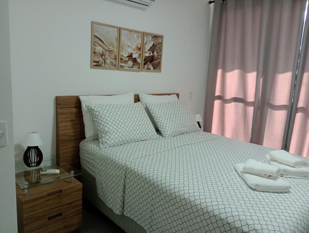 1 dormitorio con 1 cama con 2 toallas en RED DESIGN - Apto completo 2 Qts 901, en Vitória