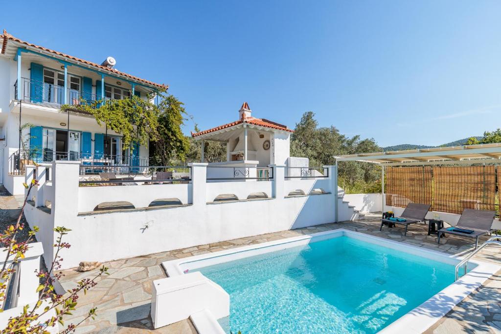 eine Villa mit Swimmingpool und ein Haus in der Unterkunft Villa Daphne in Skopelos