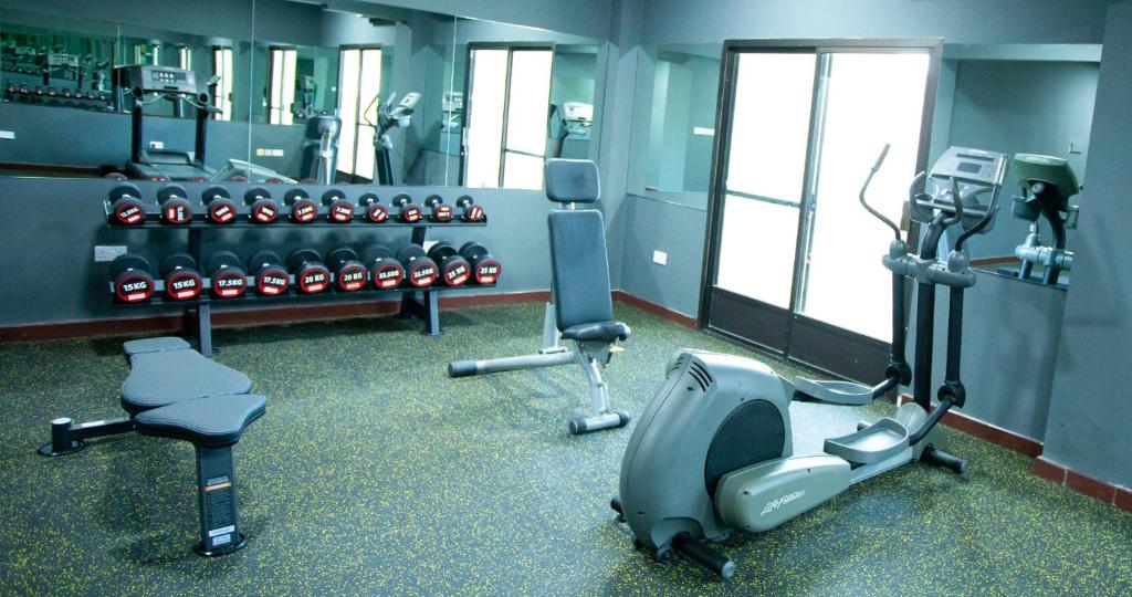 Fitness centrum a/nebo fitness zařízení v ubytování ltlalat Al Shorouq Hotel