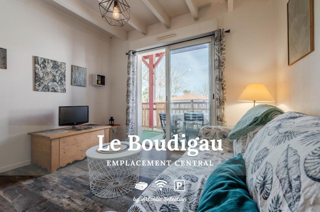 uma sala de estar com um sofá e uma televisão em Atlantic Selection - Le Boudigau avec parking em Capbreton