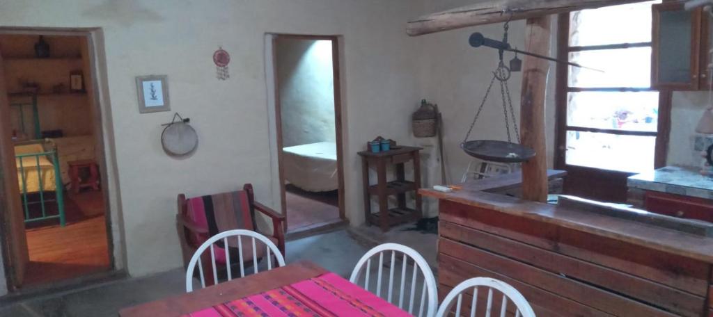Habitación con mesa, sillas y espejo. en La bodeguita-casa rural in 