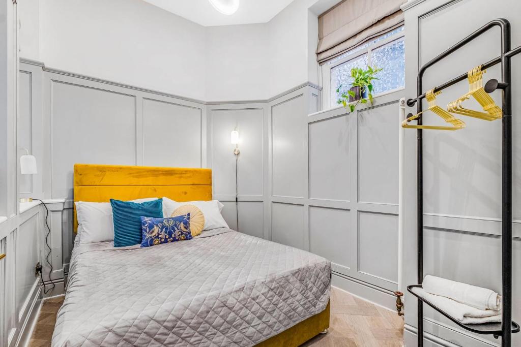 Postel nebo postele na pokoji v ubytování Kings Road Stylish Apartment in Chelsea