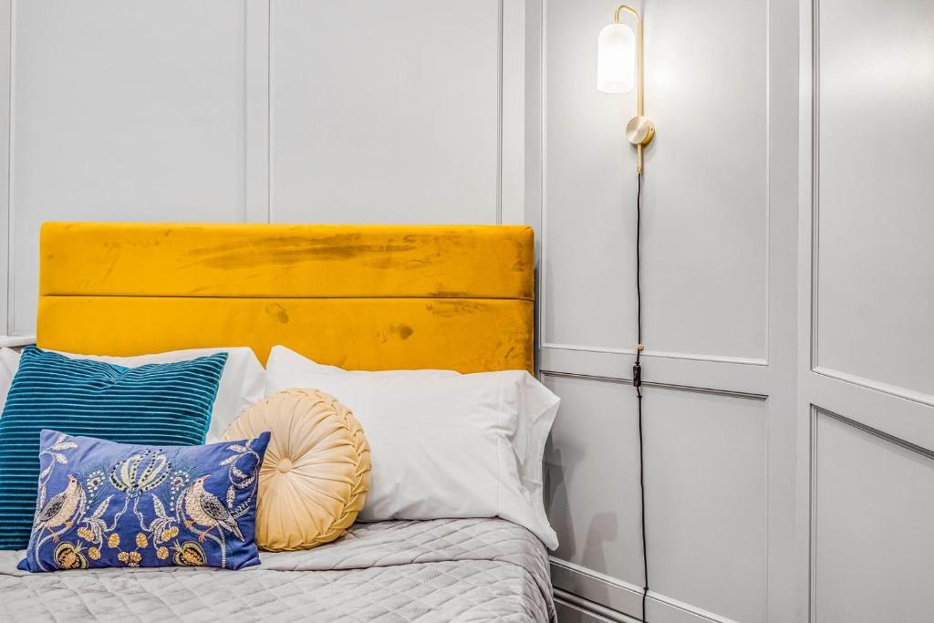 Postel nebo postele na pokoji v ubytování Kings Road Stylish Apartment in Chelsea