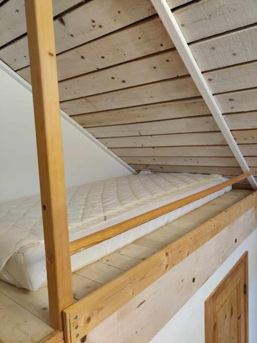 Postel nebo postele na pokoji v ubytování Charmig stuga med vackra vyer