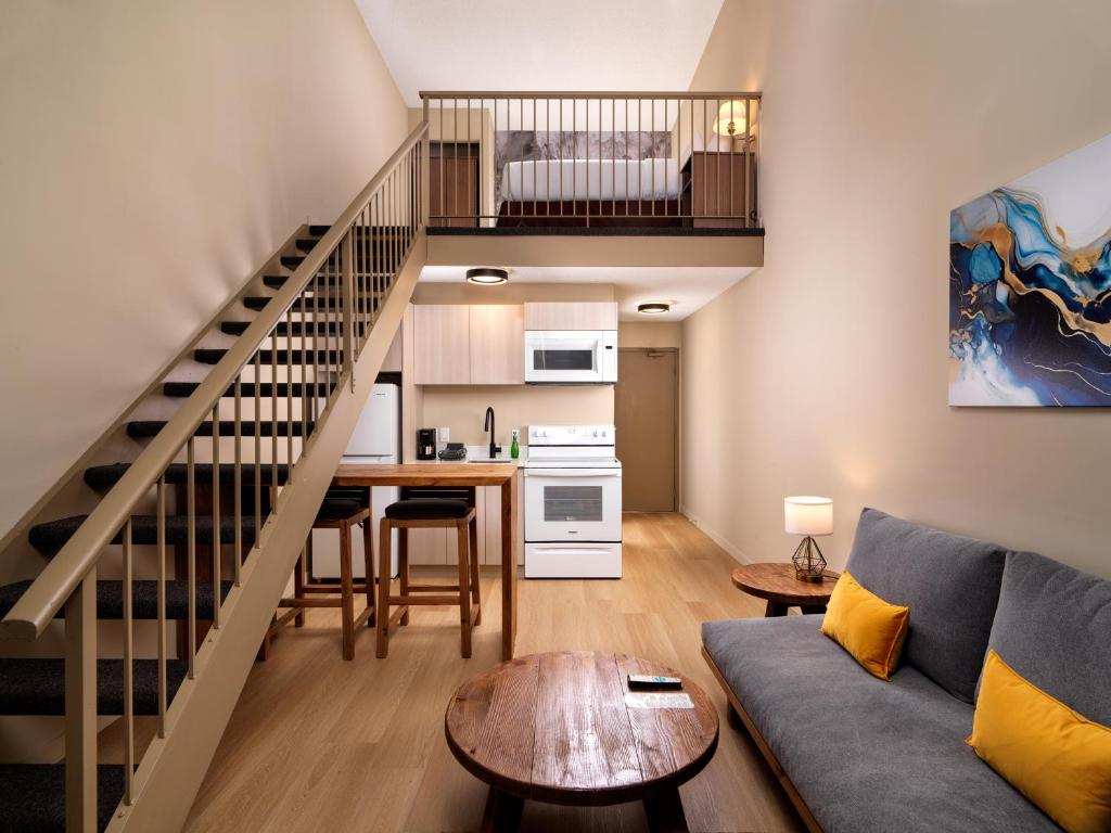 Una cocina o zona de cocina en Huntingdon Hotel and Suites