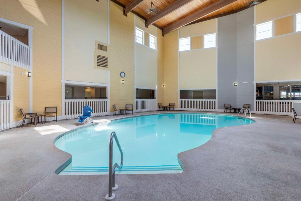 Bazén v ubytování Best Western Plus Steeplegate Inn nebo v jeho okolí