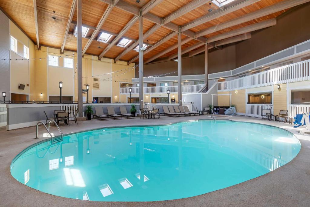 Bazén v ubytování Best Western Plus Steeplegate Inn nebo v jeho okolí