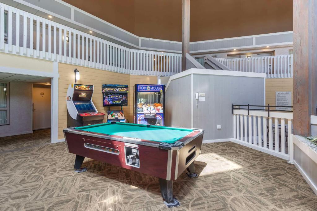Biliár nebo kulečník v ubytování Best Western Plus Steeplegate Inn
