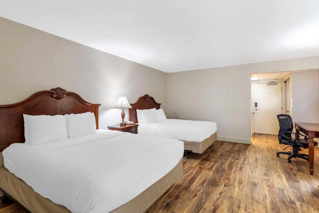 Postel nebo postele na pokoji v ubytování Best Western Plus Steeplegate Inn