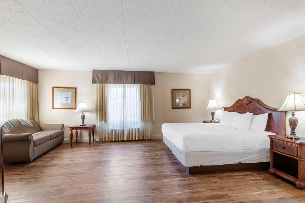 Postel nebo postele na pokoji v ubytování Best Western Plus Steeplegate Inn