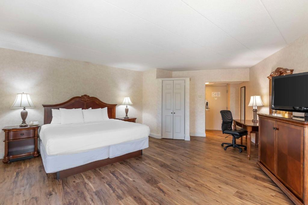 Postel nebo postele na pokoji v ubytování Best Western Plus Steeplegate Inn