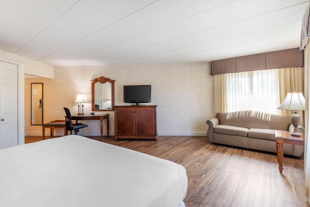 TV a/nebo společenská místnost v ubytování Best Western Plus Steeplegate Inn