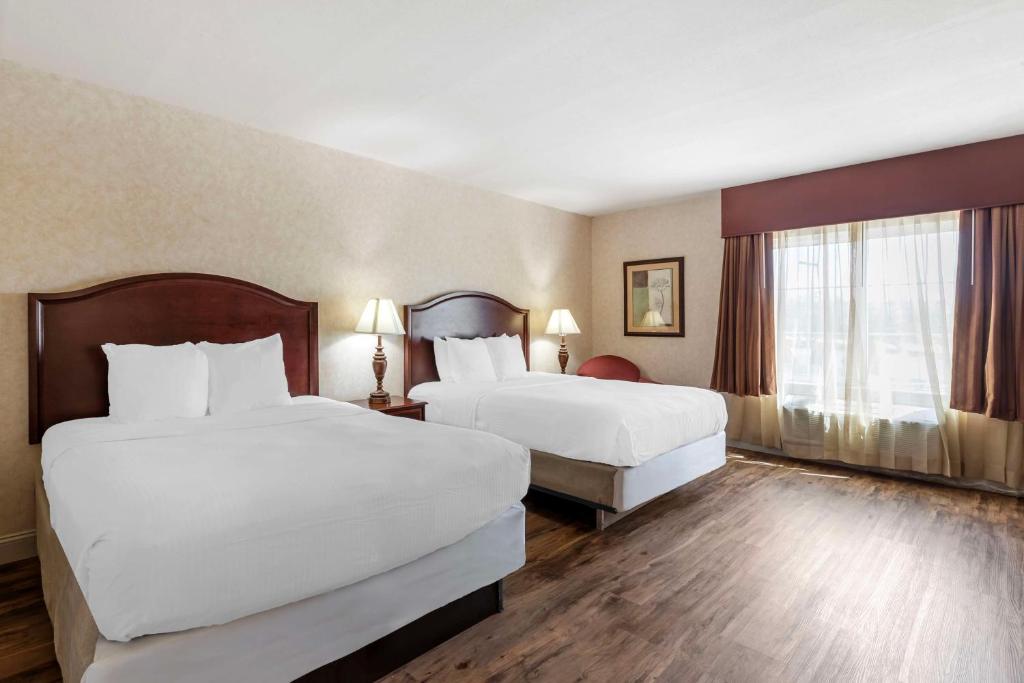 Postel nebo postele na pokoji v ubytování Best Western Plus Steeplegate Inn