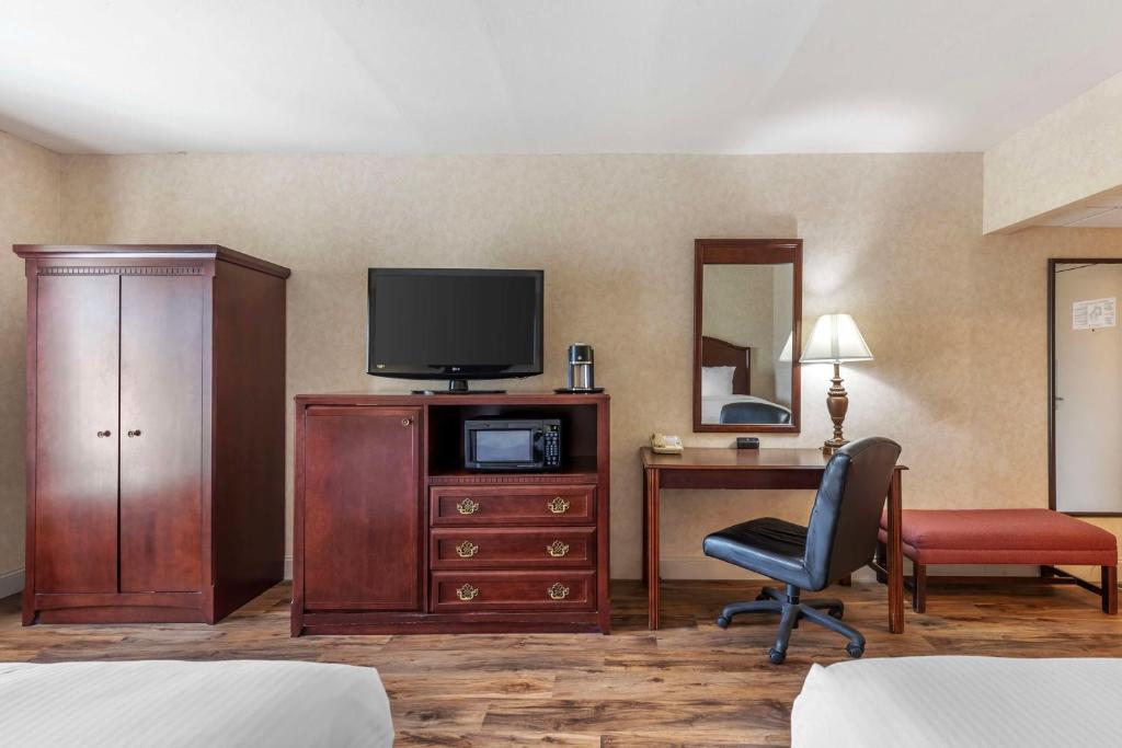 TV a/nebo společenská místnost v ubytování Best Western Plus Steeplegate Inn