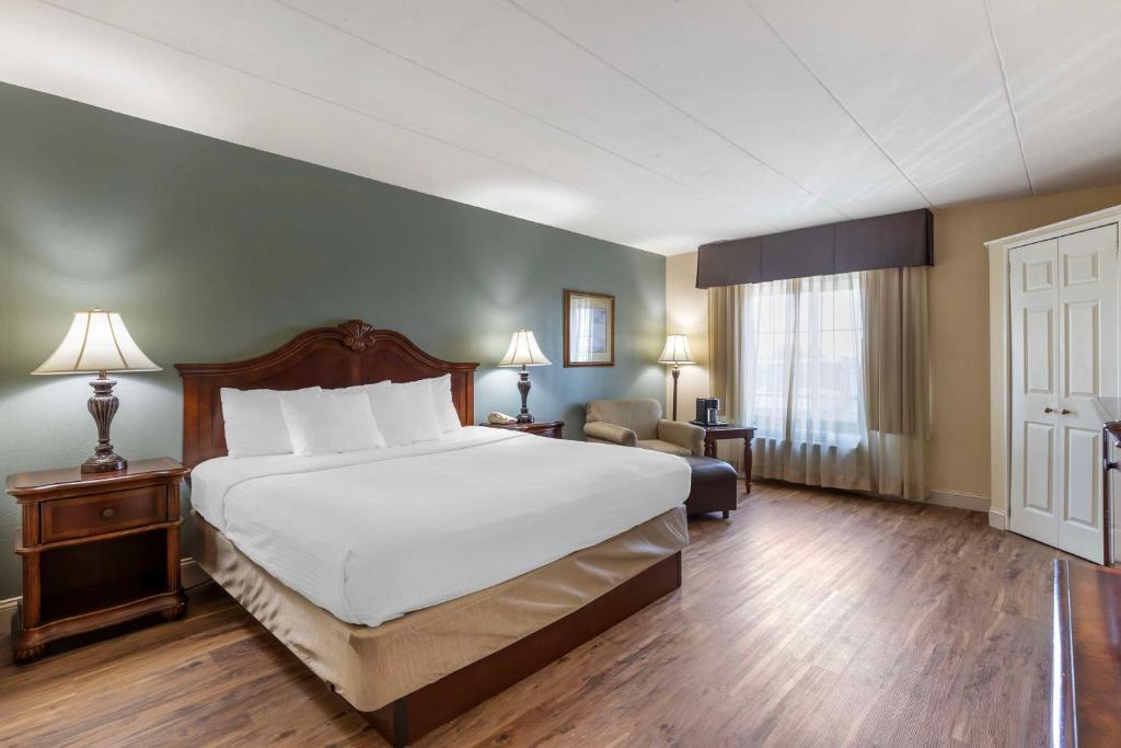 Postel nebo postele na pokoji v ubytování Best Western Plus Steeplegate Inn