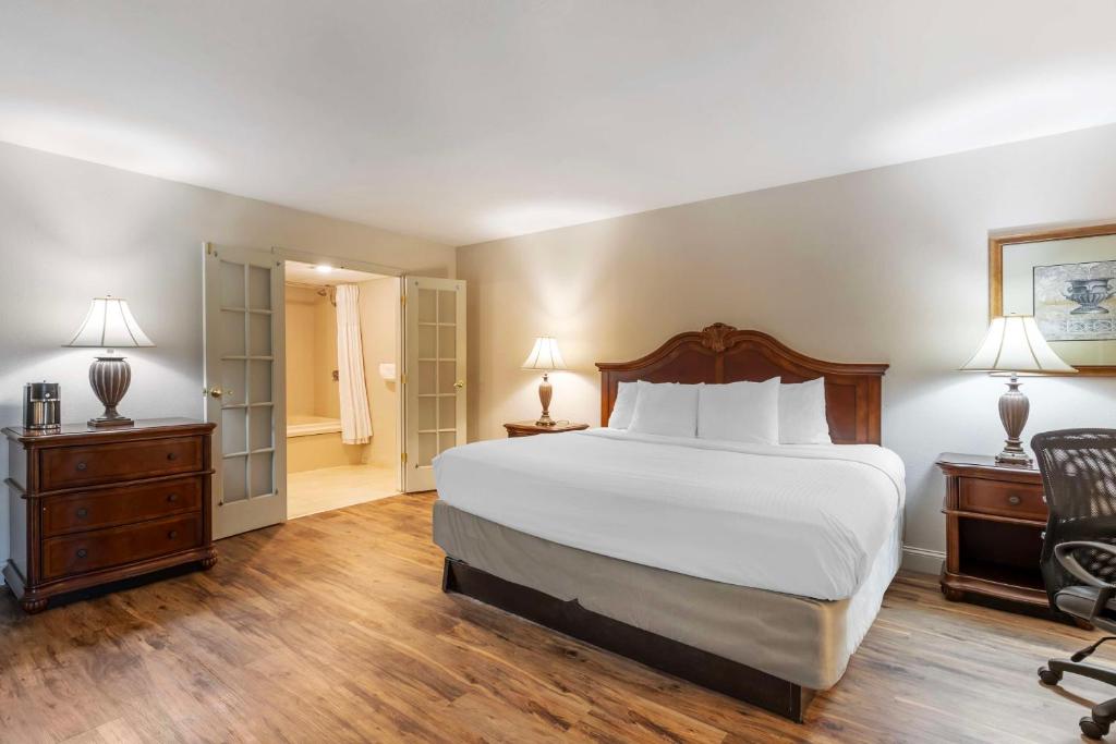Postel nebo postele na pokoji v ubytování Best Western Plus Steeplegate Inn