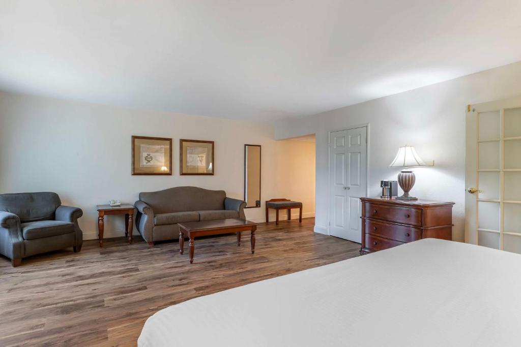 Postel nebo postele na pokoji v ubytování Best Western Plus Steeplegate Inn