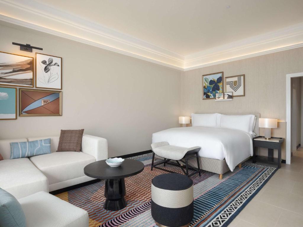 Habitación de hotel con cama y sofá en Sofitel Al Hamra Beach Resort, en Ras al Khaimah