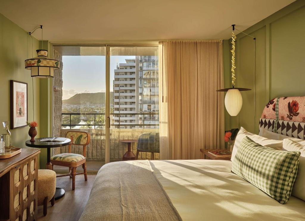 Wayfinder Waikiki - Voted Top 10 Best Hotels in Hawaii! - King Room - Disability Access