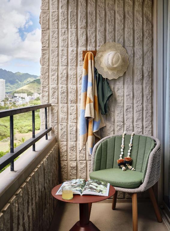 Wayfinder Waikiki - Voted Top 10 Best Hotels in Hawaii! - Deluxe King Room