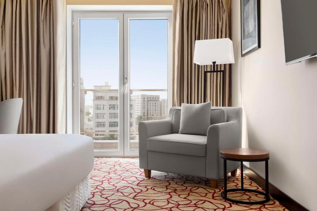 Posezení v ubytování Radisson Hotel Muscat Panorama