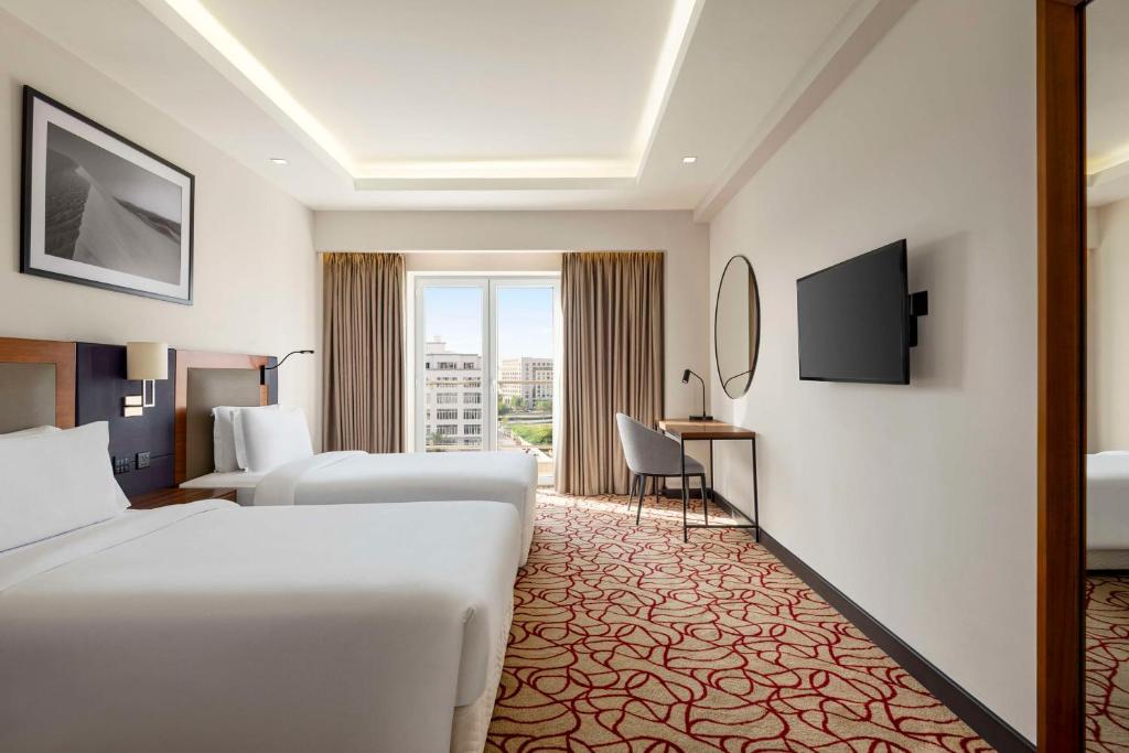 Postel nebo postele na pokoji v ubytování Radisson Hotel Muscat Panorama