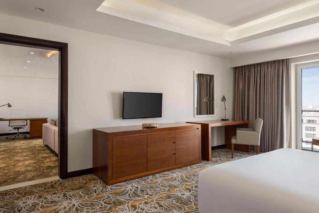 TV a/nebo společenská místnost v ubytování Radisson Hotel Muscat Panorama