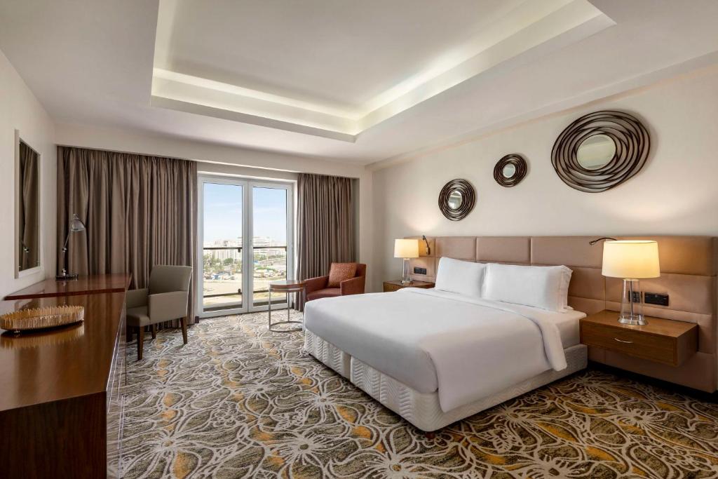 Postel nebo postele na pokoji v ubytování Radisson Hotel Muscat Panorama