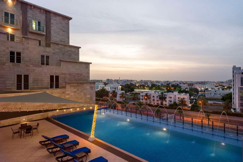 Bazén v ubytování Radisson Hotel Muscat Panorama nebo v jeho okolí