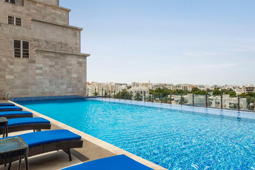 Bazén v ubytování Radisson Hotel Muscat Panorama nebo v jeho okolí