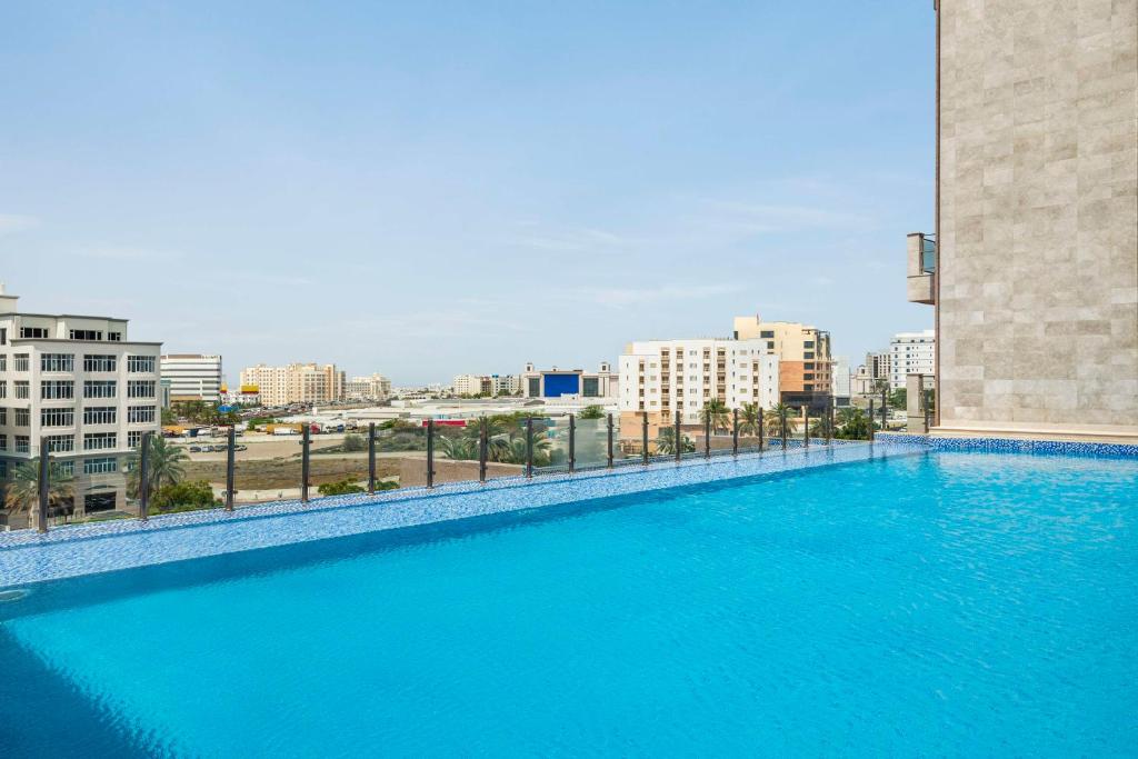 Bazén v ubytování Radisson Hotel Muscat Panorama nebo v jeho okolí