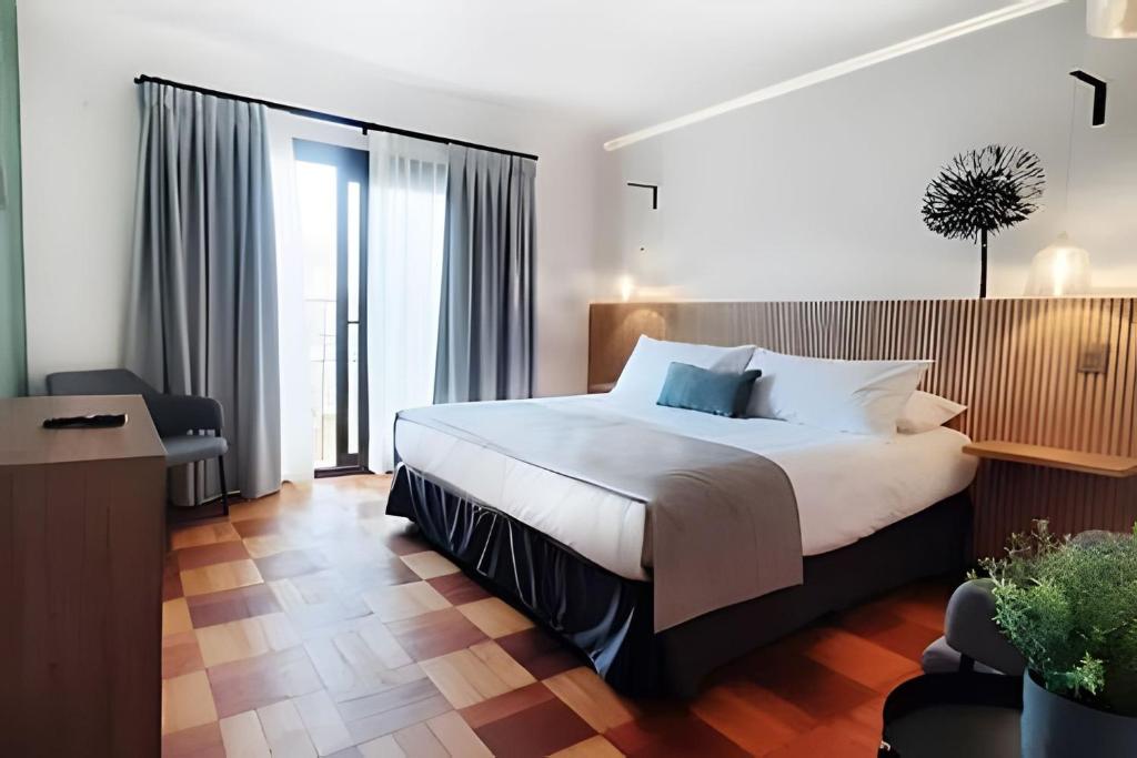 une chambre avec un grand lit dans une pièce dans l'établissement Living Vaisse, à Santiago