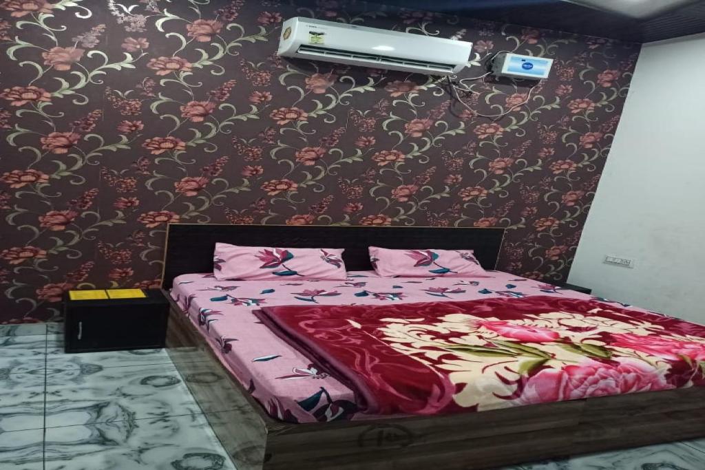 Ein Bett oder Betten in einem Zimmer der Unterkunft OYO Hotel Seven