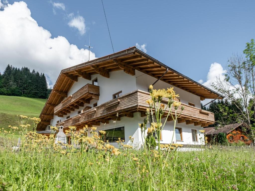 ein Haus auf dem Land mit einem Holzdach in der Unterkunft Mooshäusl in Kelchsau