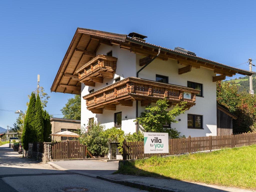 dom z drewnianymi balkonami po jego stronie w obiekcie Chalet Sonnenalp w mieście Hopfgarten im Brixental