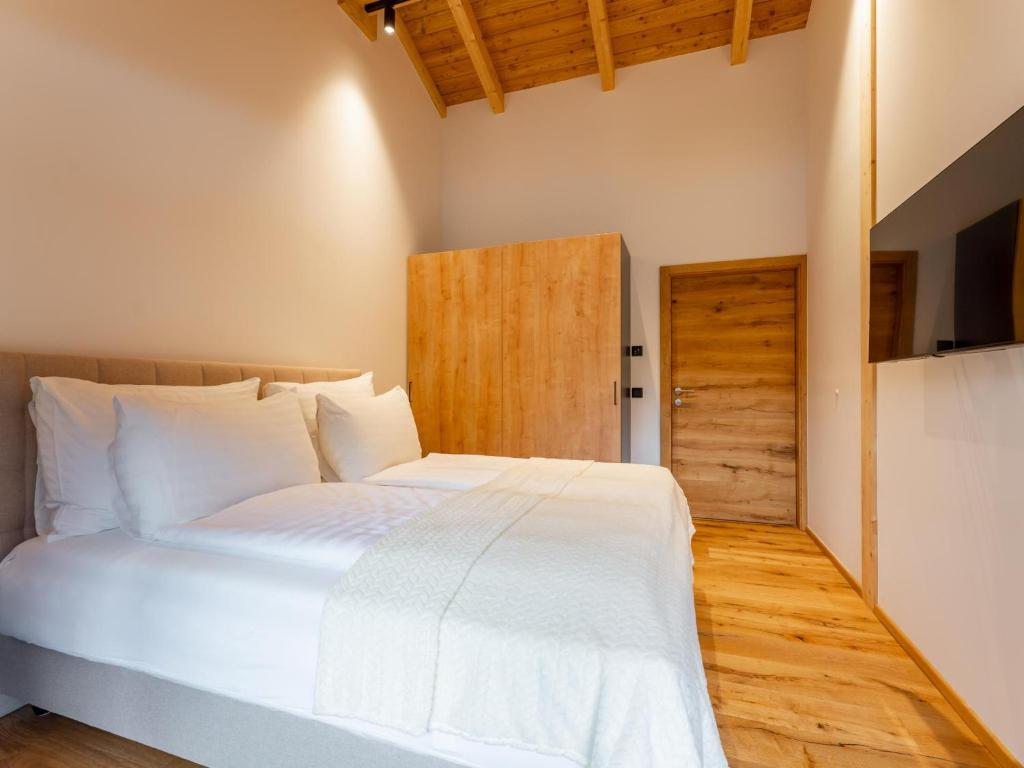A bed or beds in a room at Luxury Sankt Lorenzen