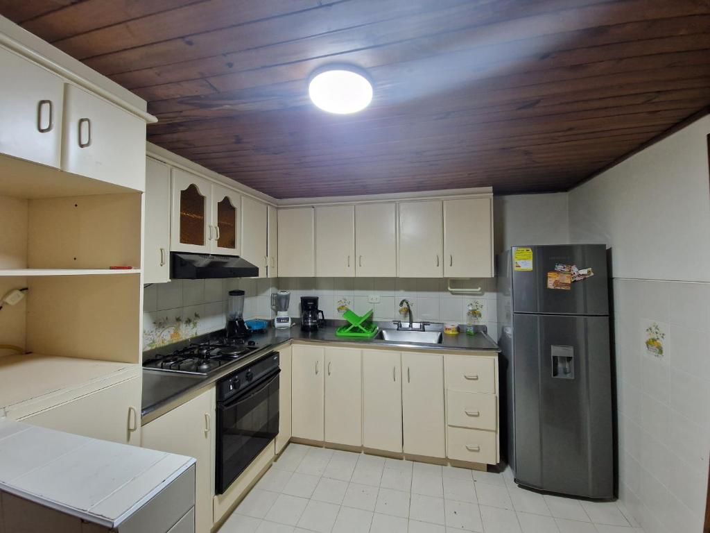 Köök või kööginurk majutusasutuses Habitaciones en Edificio Ginebra Manizales