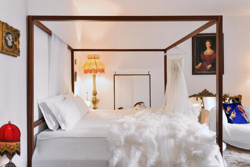 - une chambre avec un lit blanc à baldaquin dans l'établissement Billie's Flat WHITE - art & design apt in Verona historic centre, à Vérone