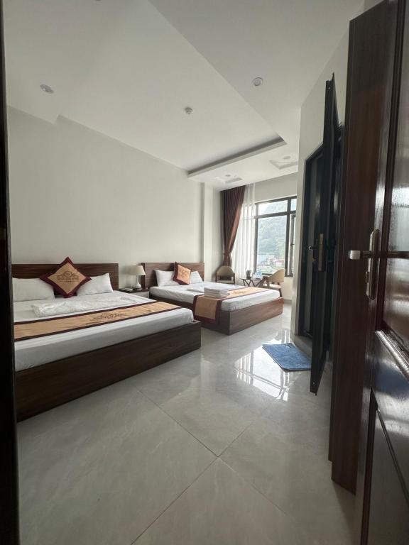 1 dormitorio con 2 camas y sofá en KHÁCH SẠN MINH ANH en San Toung
