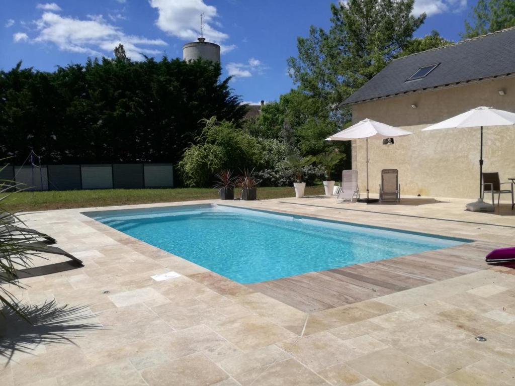 a swimming pool in a yard next to a house at Gîte Rouffignac-Saint-Cernin-de-Reilhac, 6 pièces, 10 personnes - FR-1-616-141 in Rouffignac Saint-Cernin