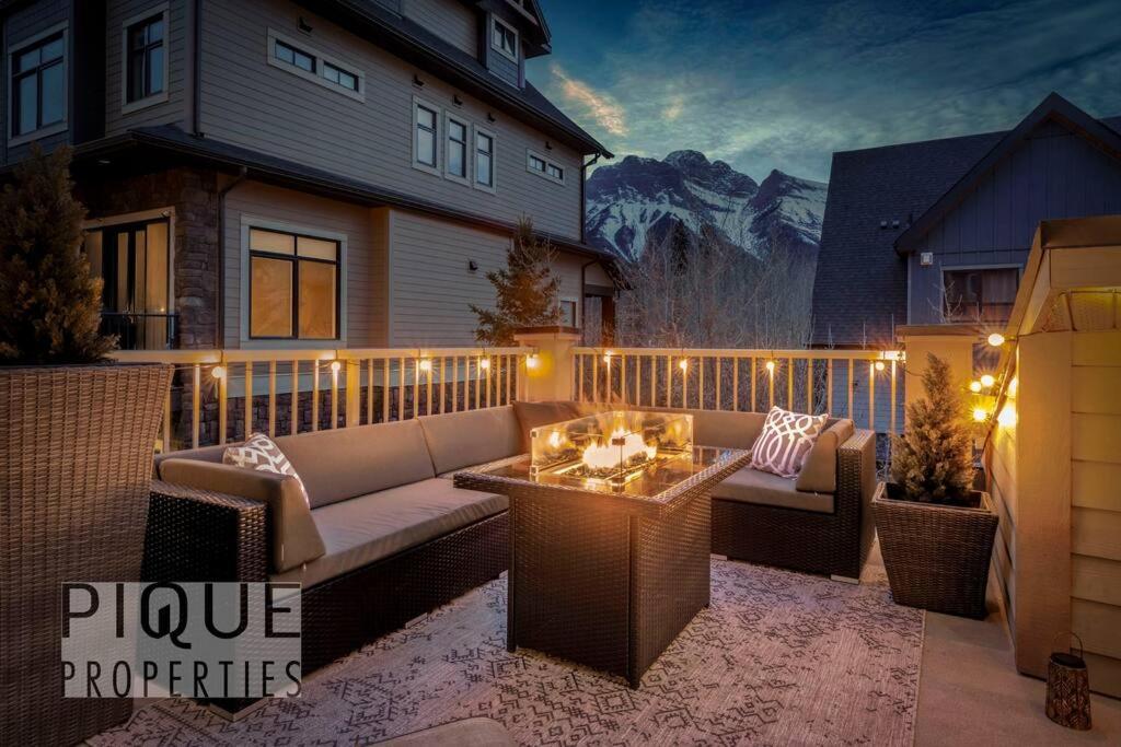 O zonă de relaxare la Luxury Fire Mountain Lodge, Outdoor Hot Tub, Parking, Fast WiFi!