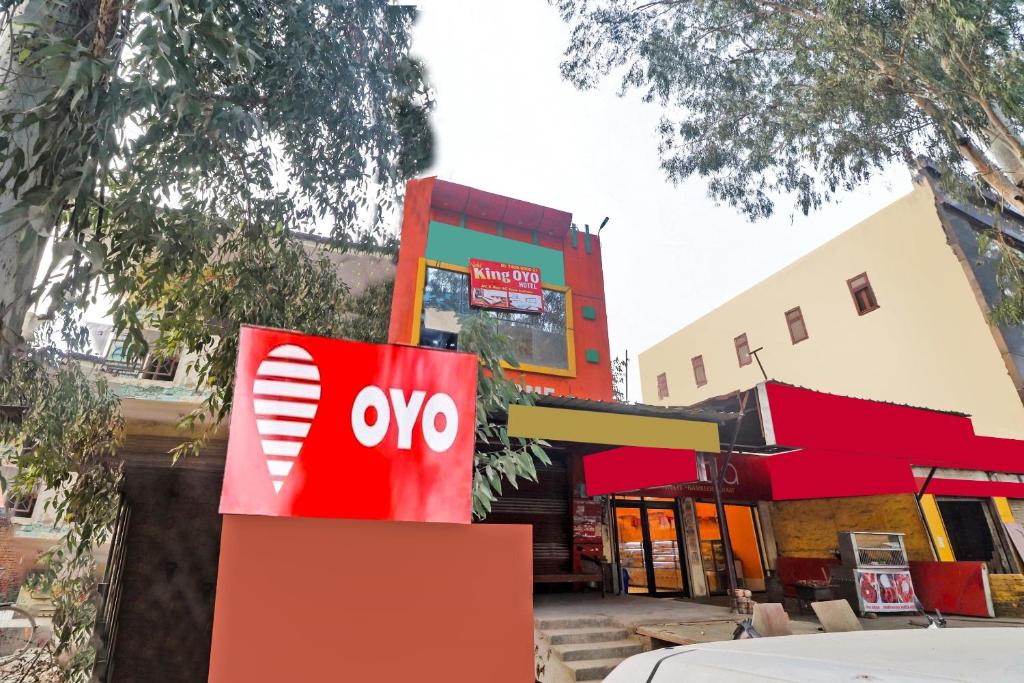 un panneau qui dit oxy devant un bâtiment dans l'établissement OYO Hotel King Star, à Dāsna