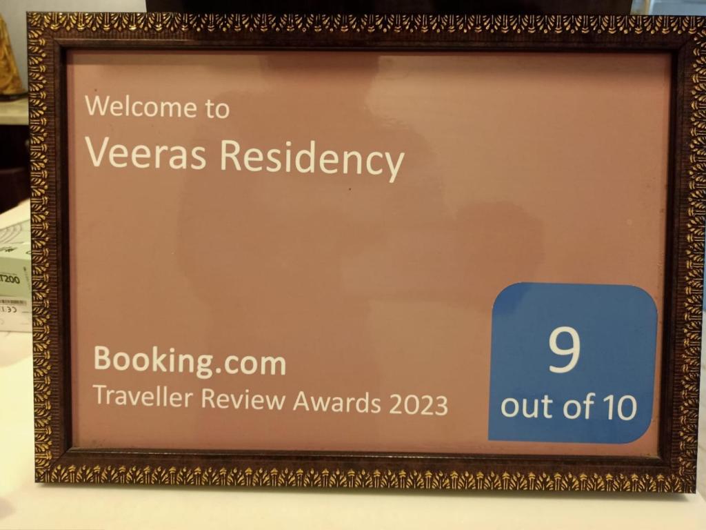 uma imagem de um sinal com boas-vindas à residência de vegasresres em Veeras Residency em Pondicherry